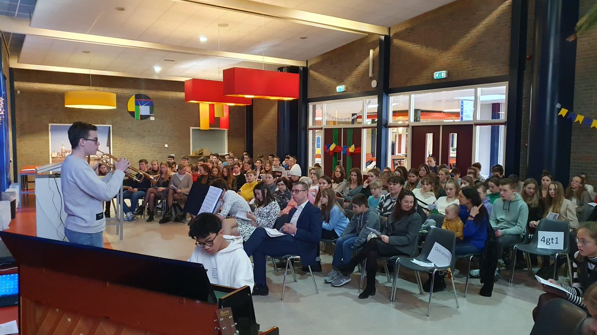 DriestarCollege's tweet photo. Tijdens de kerstbijeenkomst in Driestar Lekkerkerk waren 20 Oekrainse vluchtelingen te gast. Na afloop kregen zij een dagboek in hun eigen taal mee. Met dank aan de Bunyan Stichting.

#kerstmetoekrainers #driestarlekkerkerk #driestar #Lekkerkerk https://t.co/syGpFamDHz
