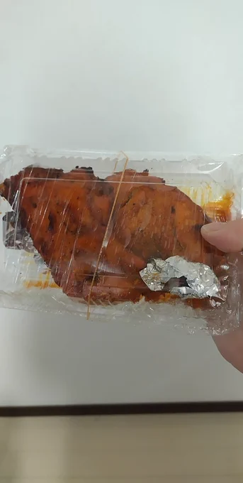 タンドリーチキンが事実上クリスマスチキンで来年からはもうこれ買うわ…予約も行列も無いインドカリー屋さんは穴場ぞ… 