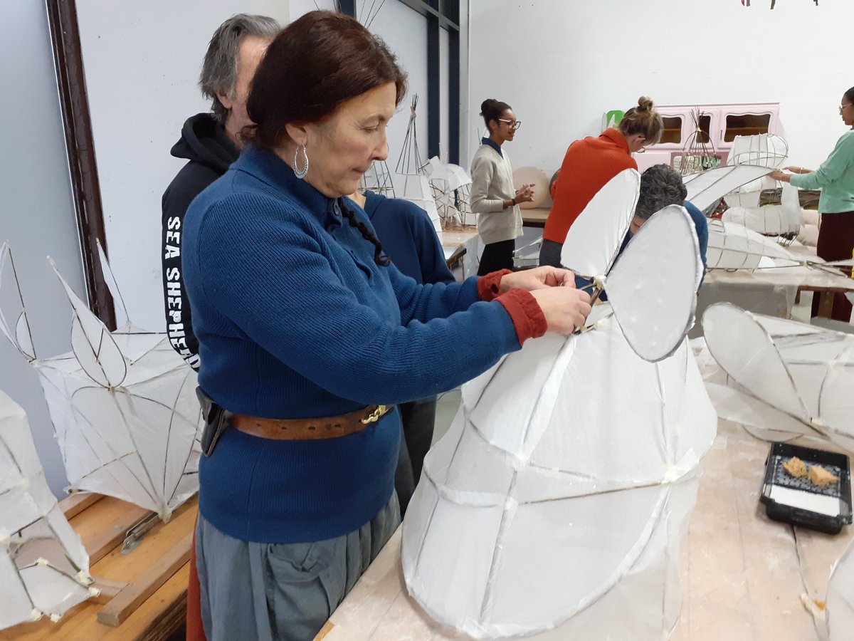 RCFcotesdarmor's tweet photo. Ce vendredi, 18 heures, au centre commercial les champs, départ de la déambulation lumineuse avec les lanternes fabriquées, cette semaine, avec la compagnie les rémouleurs. https://t.co/KO3ZSd36lI https://t.co/x2iIMAAtEW