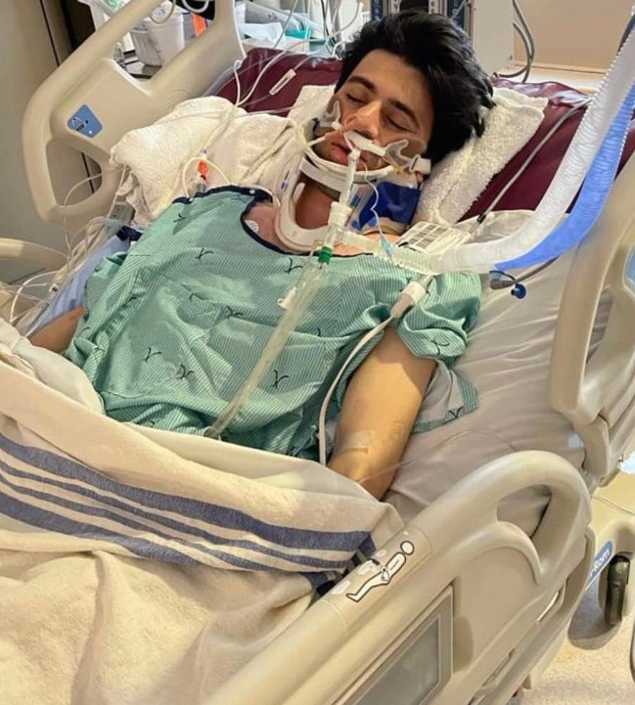 SusanHamidi1's tweet photo. تاریکی و سیاهی روزگار من و دو فرزندم آغاز شد..! 
عشق ابدی من به ابدیت پیوست و من و دو پسر اش را رها کرد.

انا الله ونا اليه راجعون😭😭😭😭 https://t.co/B1u8TS2Y9c