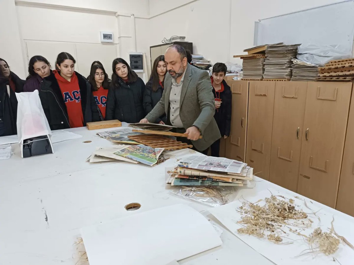 fen_fakultesi's tweet photo. Van Açı Koleji öğrencileri ve öğretmenleri fakültemiz Biyoloji ve Moleküler Biyoloji ve Genetik bölümlerini ziyaret ettiler. Misafirleri karşılayan dekan yardımcısı Prof.Dr.Atilla DURMUŞ öğrenciler ile sohbet ederek Fen Fakültesi hakkında bilgiler verdi. https://t.co/1qtgvBzVly