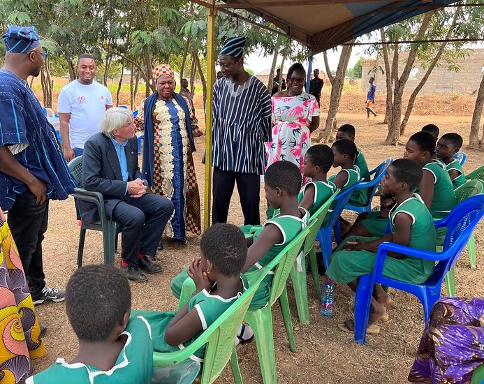 The GEC has supported 135,000 girls across Ghana. Recently <a href="/AndrewmitchMP/">Andrew Mitchell</a> met some inspiring girls who shared their stories of getting into education, having never been to school. With the support of the <a href="/WorldEd/">World Education</a> project, they are transforming their lives📚
#leavenogirlbehind