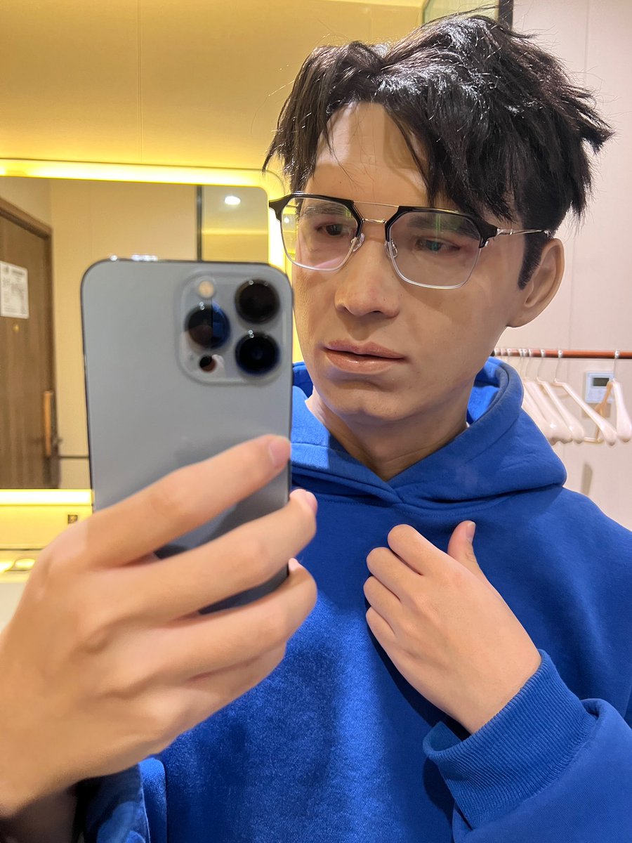 此时一位还不知道自己🐑了的靓仔路过