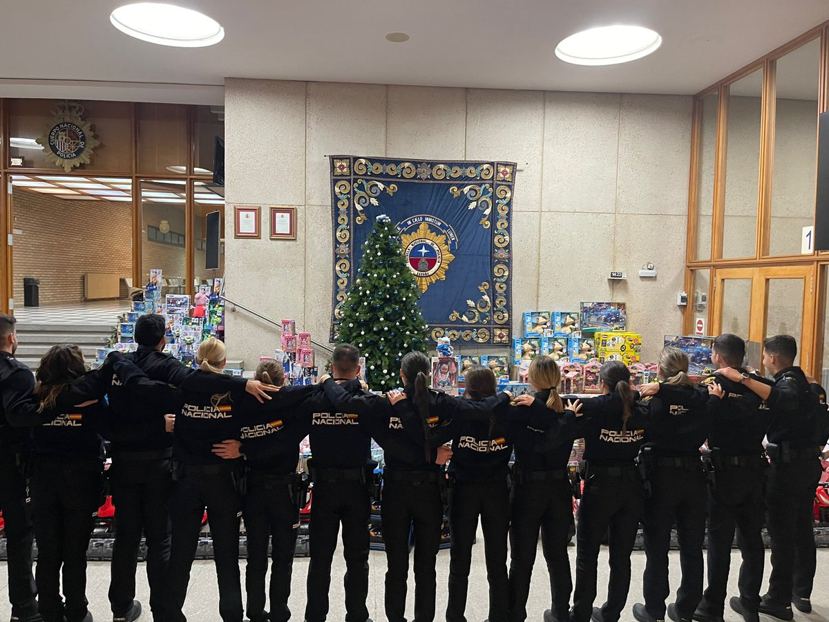 🔹 Con la donación de casi 11.000 € por parte de los alumnos de Escala Básica de la <a href="/PoliciaEscuela/">Escuela Nacional de Policía 🇪🇸</a> hemos comprado juguetes que entregamos a los niños más desfavorecidos a través de <a href="/creavila/">Cruz Roja en Ávila</a> 

👏🎁🎄

#Solidaridad
