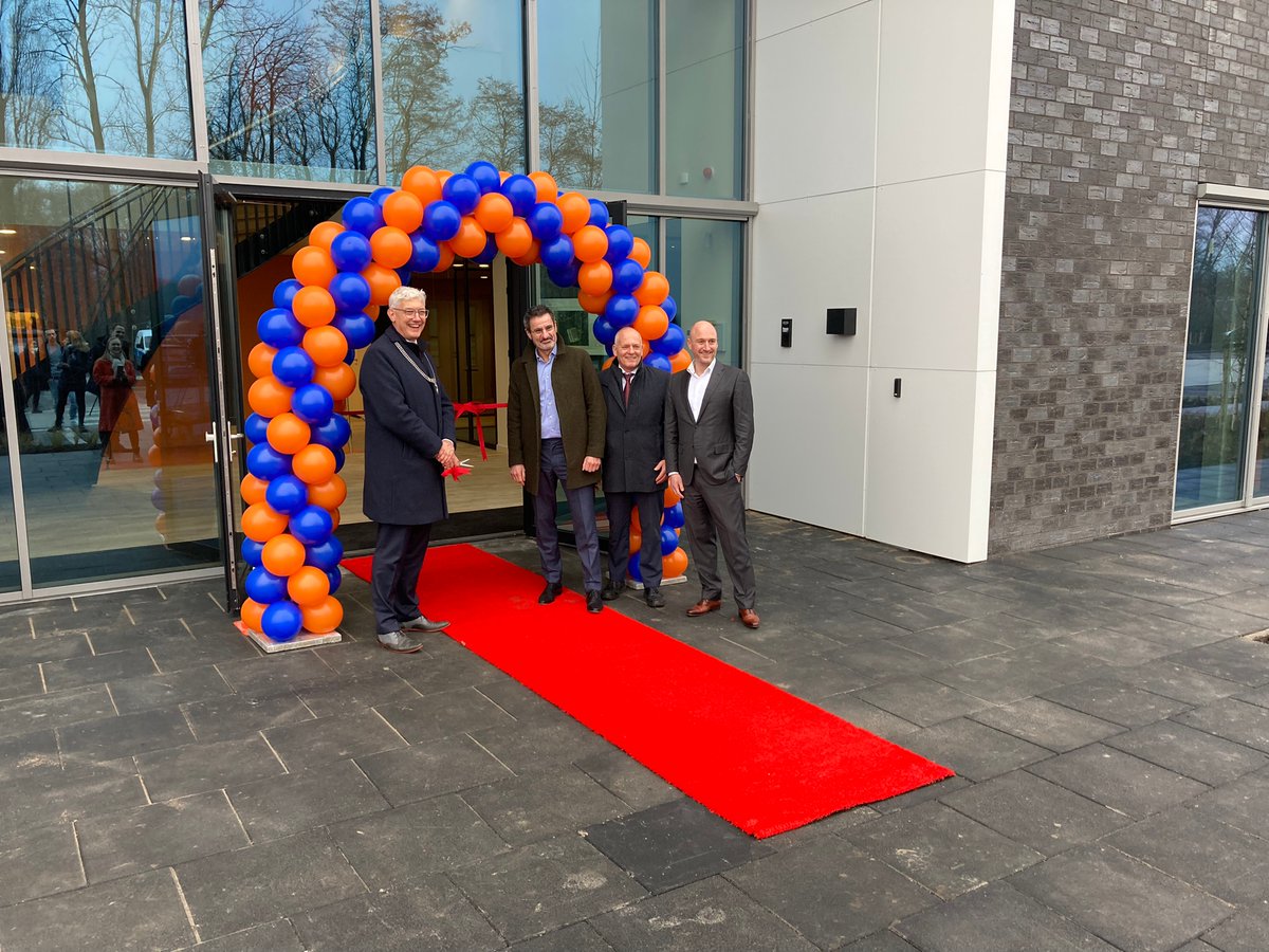 In september 2021 ging de spreekwoordelijke schep in de grond voor de nieuwe locatie van M&amp;G Group. Vandaag zijn de werkzaamheden afgerond en is het gebouw onder belangstelling van burgemeester Marco Out en gedeputeerde Henk Brink opgeleverd. M&amp;G heeft tijdens de bouw... 1/2