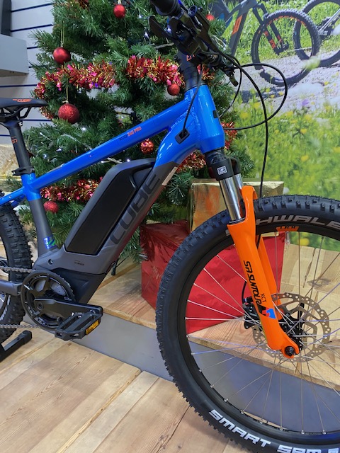 The ultimate boys toy! The Cube Acid 240 Rookie hybrid is a great gift for the budding enthusiast wanting to keep up with the family on the trails. Bosch Equipped with a 400 battery pack and Shimano Hydraulic brakes. That'll put a smile on the little ones face😊
