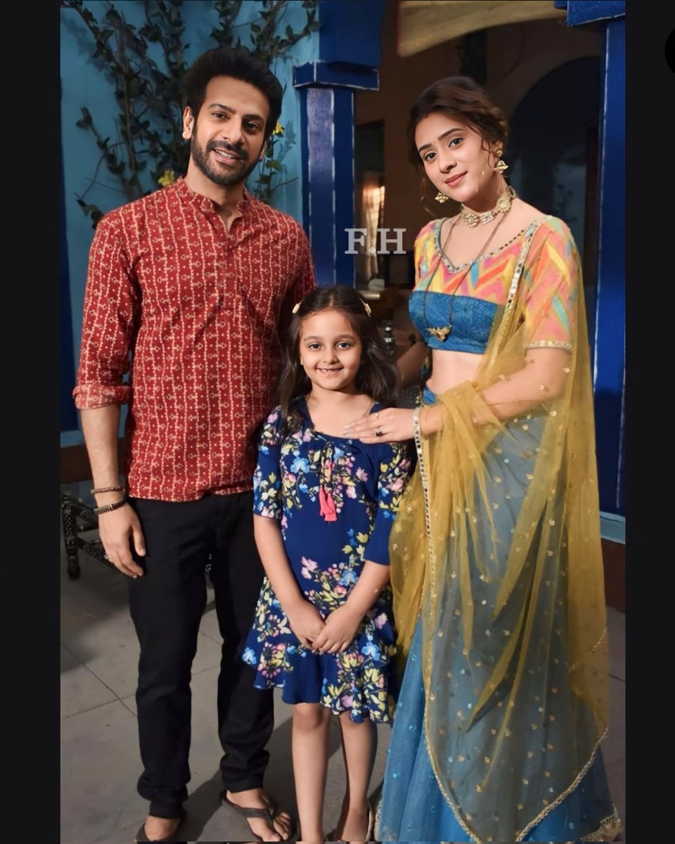FabulousHibu's tweet photo. Sanchi And Family❤️. Keep Watching Woh To Hai Albelaa To Know More💯.
Story Is Getting Interesting🔥.
@nawab_hiba #hibanawab @KaranVeerMehra #karanveermehra #wohtohaialbelaa #wtha #sanchi #sanchidesai #sayuri #sayurisharma #sayurisharmachoudhary #vikrant #vikrantdesai #rulateho https://t.co/pWYPzsvHkK