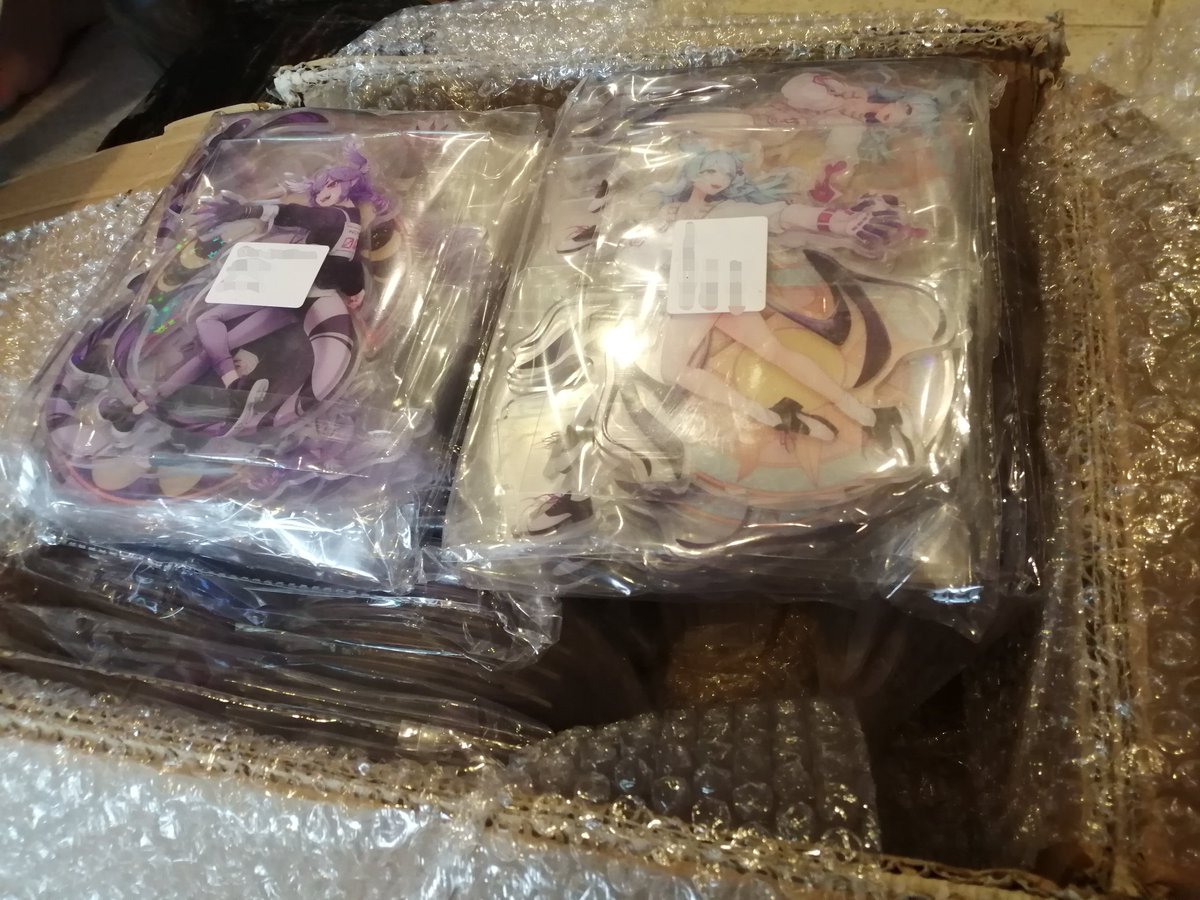 Artsuki 「FINALLYYY!! The standees are here! I alm」|GSongのイラスト