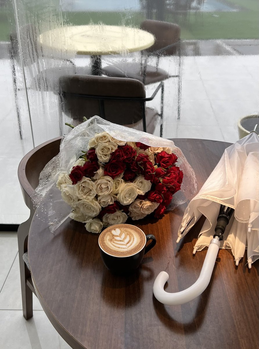 r__af06's tweet image. قهوة وتأمل المَطر