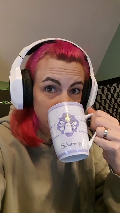 Kaffee und zocken, ein fast perfekter Start ins Wochenende 🤭 Wann startet ihr? 😘  #CallofDutyWarzone2<a href="/tag/pink"class="tags"><span>#pink</span></a><a href="/tag/coffeetime"class="tags"><span>#coffeetime</span></a><a href="/tag/pinkhair"class="tags"><span>#pinkhair</span></a><a href="/tag/cod"class="tags"><span>#cod</span></a><a href="/tag/warzone"class="tags"><span>#warzone</span></a><a href="/tag/kaffee"class="tags"><span>#kaffee</span></a>