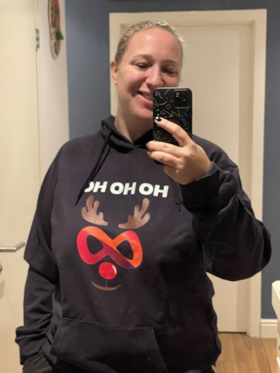 Wat leuk! Mijn kersttrui van <a href="/StichtingOOK/">Stichting OOK</a> (Stichting Optimale Ondersteuning bij Kanker) is op tijd binnen voor de feestdagen 🎄

Meer weten over deze fantastische organisatie? stichting-ook.nl/donatie-hulp-b… (voor de kersttruien moet je denk ik nog een jaartje wachten)