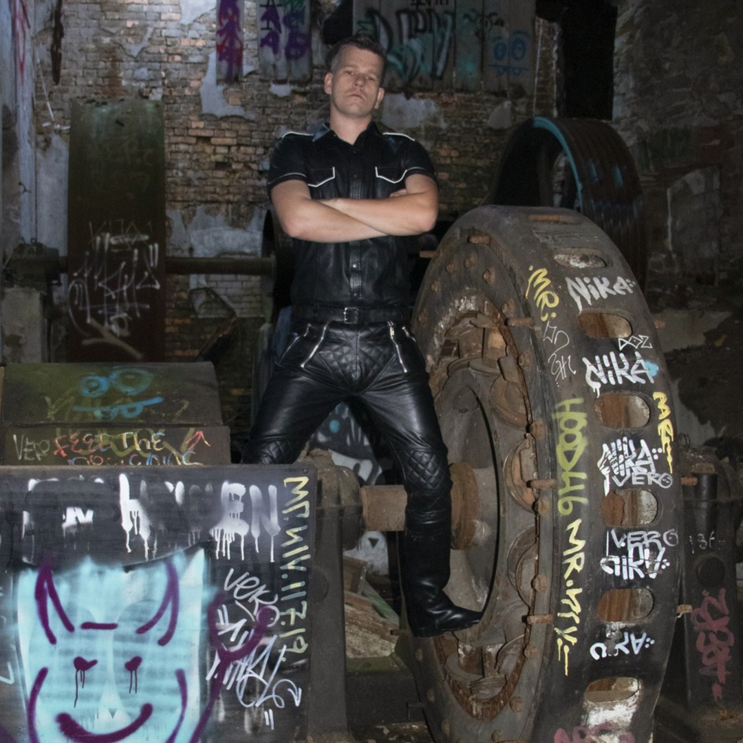 SirConan3's tweet photo. #leathermen #leatherman #leathergloves #leatheraddict #maledomination #bluf #recon #gear365 #gear365leather #fetishmodel #leathermodel #prollmaster #gaymaster #gayleather #gayleathermen #gayleatherman https://t.co/zeZWopugVL