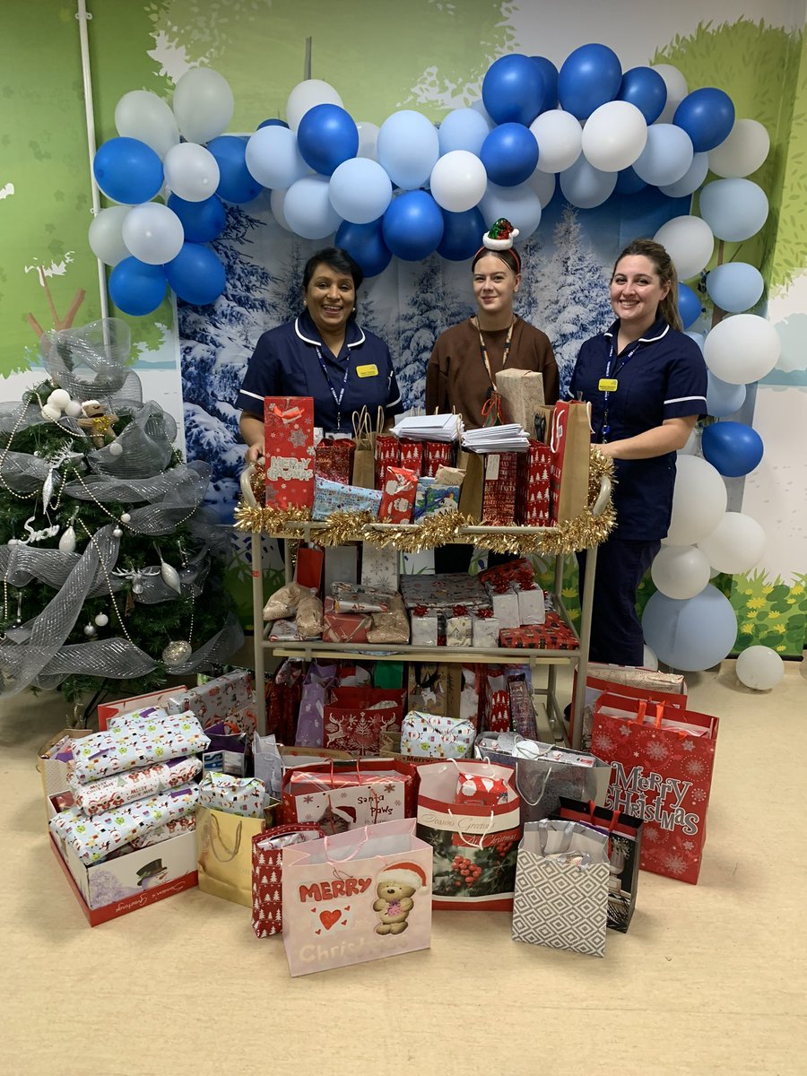 patient Christmas presents delivery today! Father Christmas came early to EEU! Amazing work by EEU activities coordinator Ruby - Big thank you to the community, relatives and staff members who have contributed to the EEU Christmas presents for patients! 🤍👏🏼⭐️ @SophyThomas8