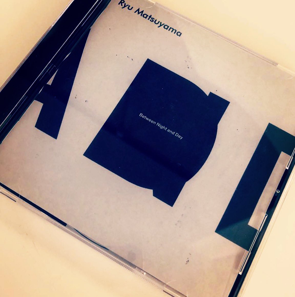 loisir_tbys's tweet photo. Ryu Matsuyama／Between Night and Day
ピアノスリーピースとは、かなり曲者な感じかと思っていましたが、聴きやすく、ボーカルの中性的な声質も、曲にしっくりきていて、荘厳で神秘的な世界観が伝わってきます。朝のスタートに聴くことが多いです。
#ryumatsuyama

BLOG →https://t.co/TFTduVZnS8 https://t.co/7AAPslne90
