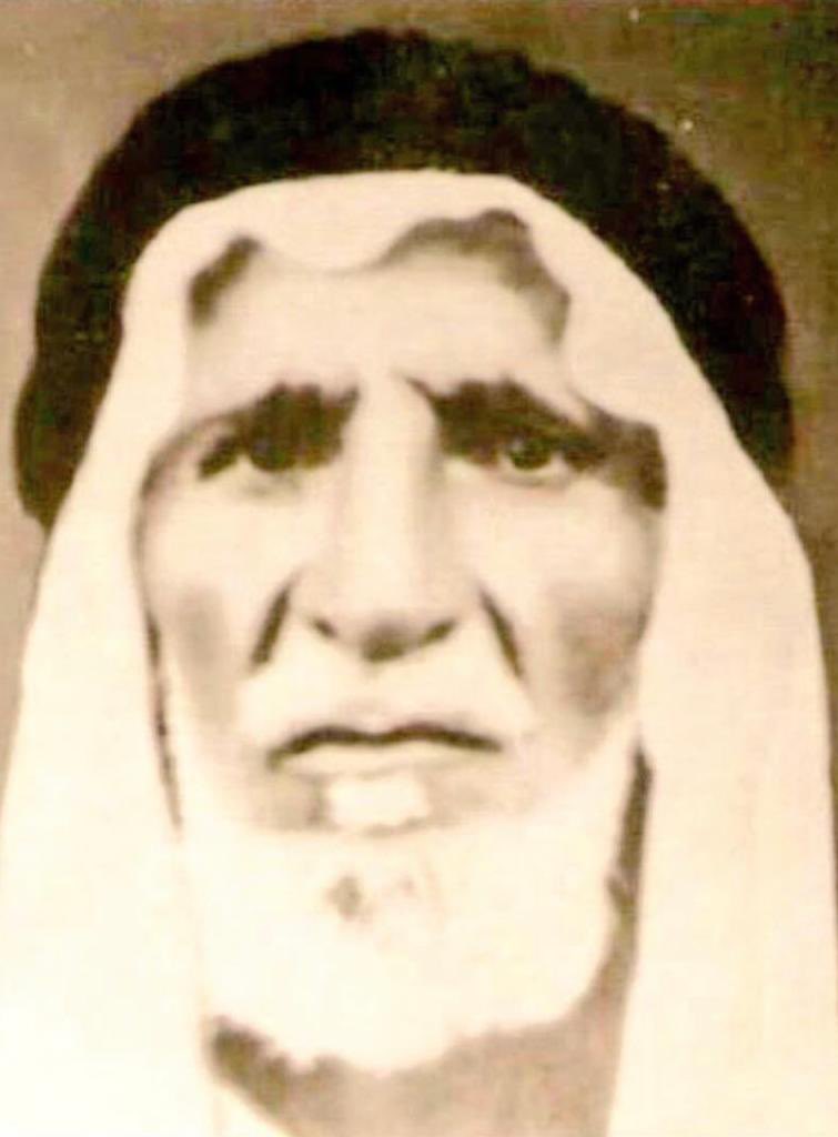 نزال المعصب الرشيدي، المعروف بنزال بن رعية (1900-1957) من مواليد  الحي القبلي ،كان مقربا من الشيخ احمد الحابر وكان مثالا للامانة كلف بجمع الزكاة من أهالي بادية الكويت عرفت بدفتر نزال وهذه صورة لورقة من الدفتر وفيها الصفحة الثانية لزكاة قبيلة الظفير في بادية الكويت عام 1938.