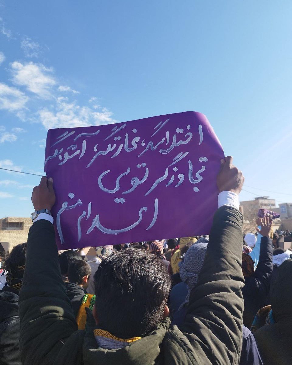 haalvsh's tweet photo. حمل پلاکاردهای اعتراضی توسط معترضان زاهدانی «هموطنان سکوت، طناب داریست بر گردن همه ما»

حال وش/ امروز جمعه ۲ دیماه ۱۴۰۱، پلاکاردیهایی با شعارهای اعتراضی در دستان معترضان زاهدانی.

#نه_به_کشتن_بلوچها
#خدانور_لجه_ای
#مهسا_امینی https://t.co/Zv7sYgY5A6