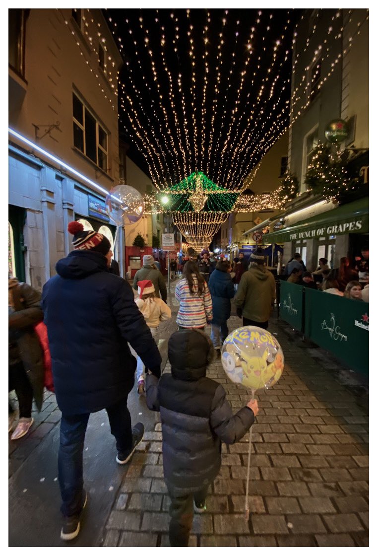 Christmas time on Quay street, Galway #streetphotography #iphone #galway <a href="/galwaytourism/">𝗚𝗮𝗹𝘄𝗮𝘆 𝗧𝗼𝘂𝗿𝗶𝘀𝗺</a>
