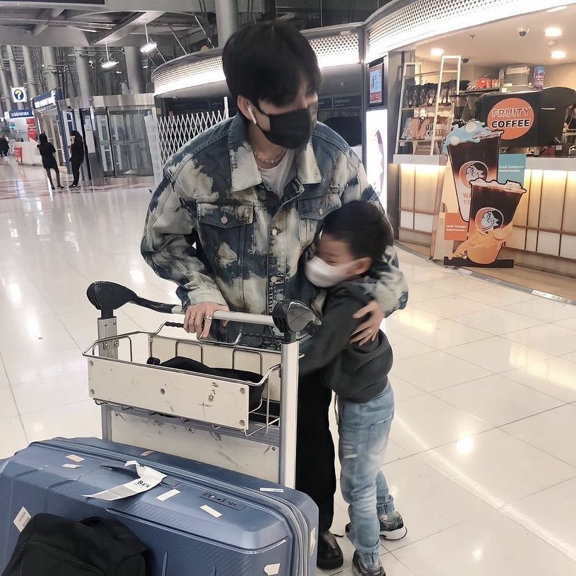 TraineeAUnionBR's tweet photo. 📸| 23.12.22 – O manager do Yorch postou fotos dele voltando à Tailândia. 

#TraineeA @trainee_a https://t.co/qlrDmzFTD1