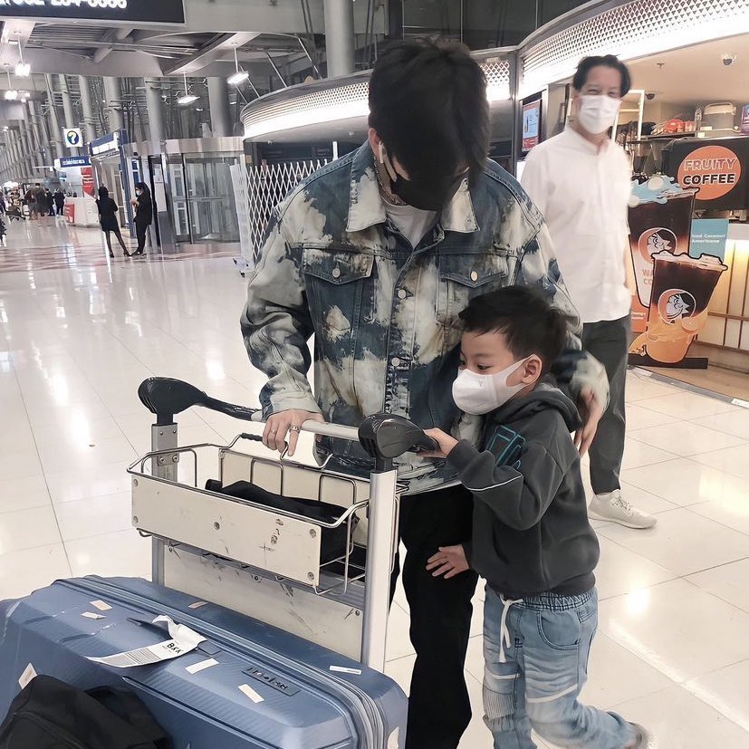 TraineeAUnionBR's tweet photo. 📸| 23.12.22 – O manager do Yorch postou fotos dele voltando à Tailândia. 

#TraineeA @trainee_a https://t.co/qlrDmzFTD1