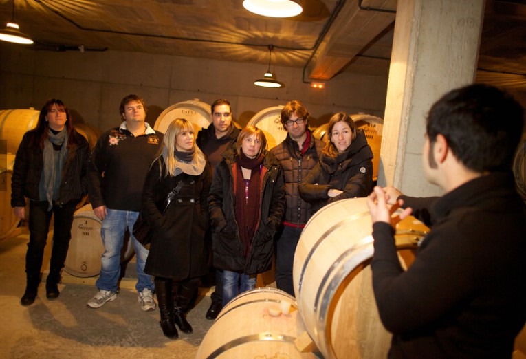 Ara que s'acosten les festes de Nadal us volem proposar experiències de la Ruta del Vi DO Empordà que són un regal ideal pels vostres familiars o amics. 

Experiència 4. Visites per a grups d'amics i famílies.

Un regal 🎁 diferent i original
bit.ly/2O3B6yi
#incostabrava