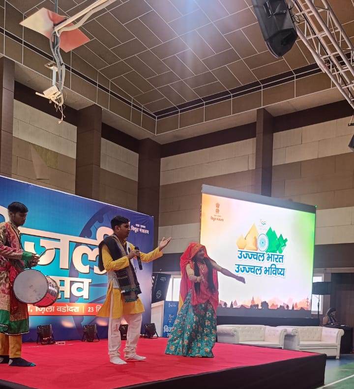 RECLindia's tweet photo. As part of #AzadiKaAmritMahotsav REC organized ‘Bijli Utsav’ in Mota Fofaliya village, Vadodara district, Gujarat. Officials from Madhya Gujarat Vij Company Limited (MGVCL) and REC Regional Offices in Mumbai &amp; Vadodara graced the occasion.
@AmritMahotsav @MinOfPower @power_pib https://t.co/2Jz2r3tSsd