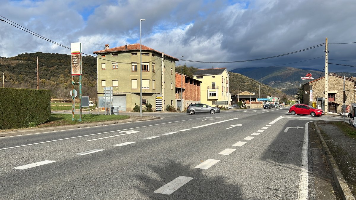 Liciten les obres de construcció d'una nova rotonda a l'#N260 al seu pas per #Montferrer. Els treballs, llargament reivindicats, compten amb un pressupost de gairebé 600.000 euros. #AltUrgell #Pirineu bit.ly/3YJjMlQ