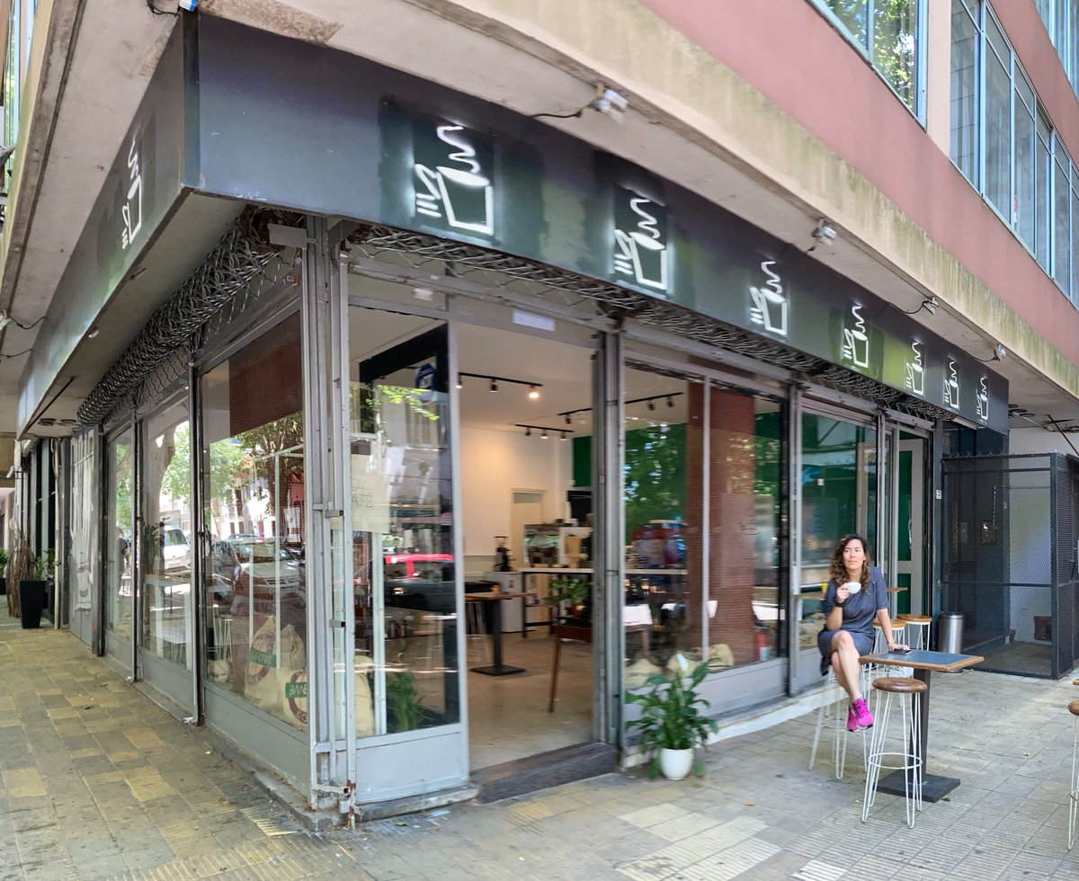 Al fin viernes! Se me lo toman con calma y si no se escapan de la locura navideña a Rivera y Juan Paullier, los espero con buen café, delicias dulces y ver el mundo pasar. ☕️💜✨