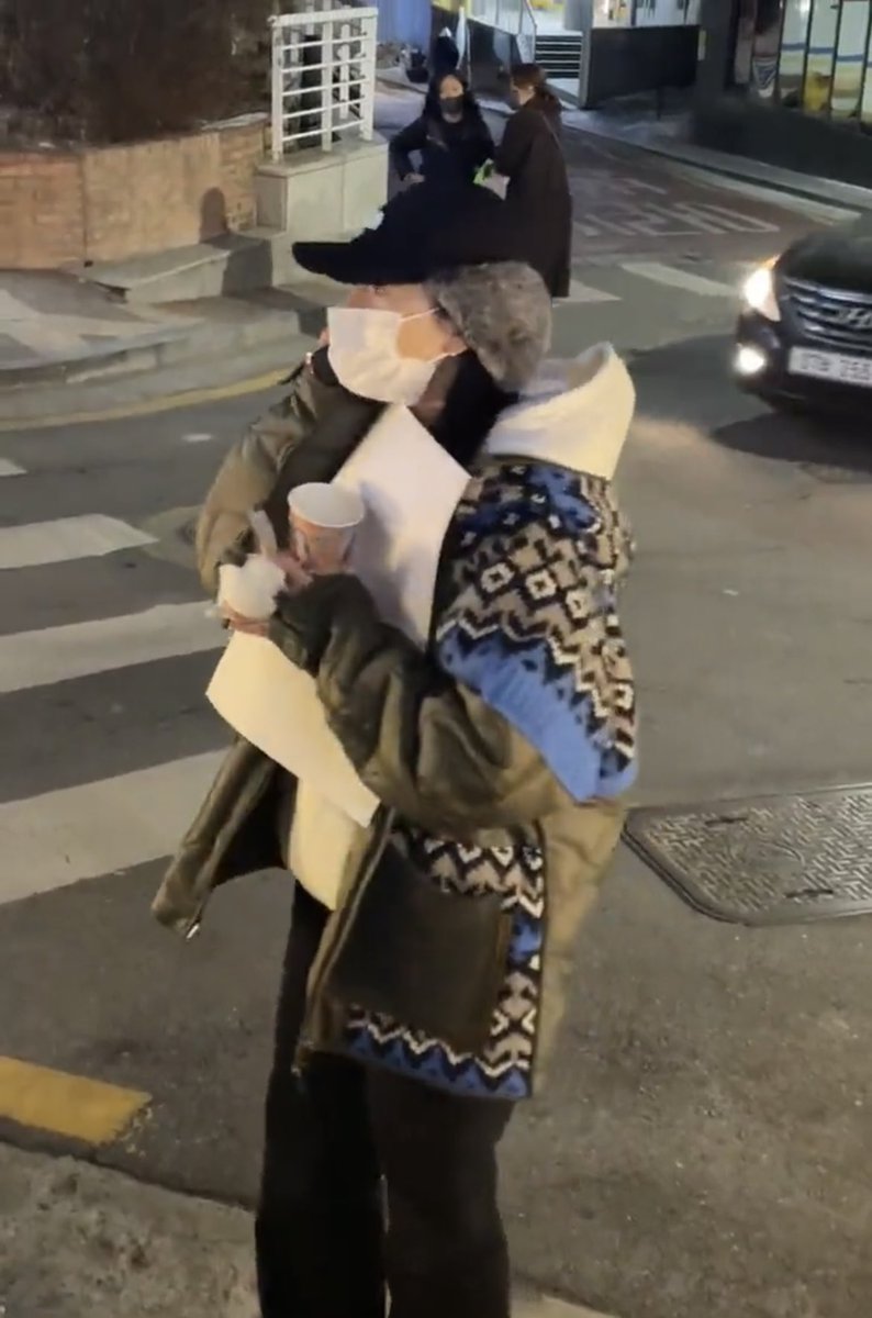 아빠 어디야?                                      엄마 어디야?