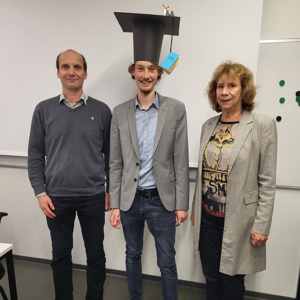 Focusing on #RepresentationLearning with unsupervised methods &amp; graduating summa cum laude, <a href="/whadupapp/">Lukas Pfahler (whadupapp@ruhr.social)</a> investigated the use of #EmbeddingLearning with graph #ConvolutionalNeuralNetworks for search &amp; retrieval of mathematical expressions &amp; worked to increase trust in decisions. 👏