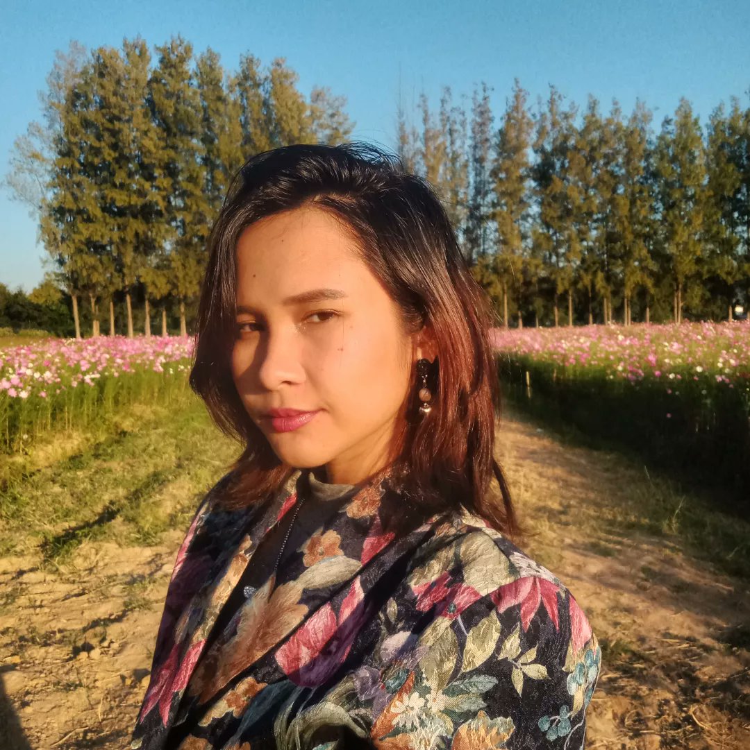 ArianaGsparks's tweet photo. Golden hour @ #JimThompsonFarm #nofilter wearing grandmother's 20+yrs old  floral blazer 😍. Hat chain I made a few years ago, meant to be a multipurpose accessory. #sustainablefashion #OOTD https://t.co/AoOQ8uA538