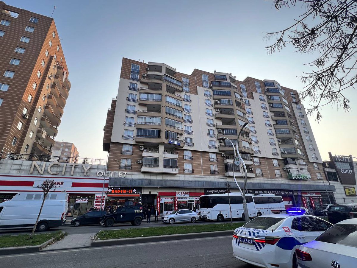 DbpwankadN's tweet photo. Bu sabah Ankara Genel Merkezimiz, Amed Genel Merkez Danışma Bürosu ve bir çok İl binamız basıldı. Eş Genel Başkanımız Keskin Bayındır ve bir çok parti yöneticimiz gözaltına alındı. 
Boyun eğmeyeceğiz, haklı mücadelemiz kazanacak .
@DBPKadinMeclisi @DBP_GenelMerkez https://t.co/9bK2K6p2Pm