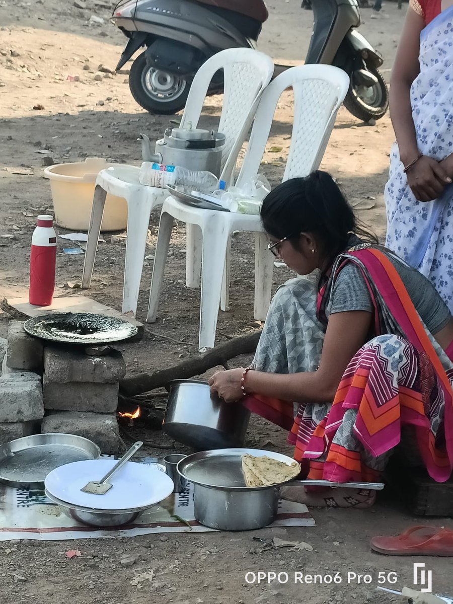 MadhuriSupra's tweet photo. @bhupeshbaghel अनुकंपा संघ ने छत्तीसगढ़ी व्यंजन की दुकान लगाकर किया प्रदर्शन छत्तीसगढ़ के मुख्यमंत्री को चीला रोटी और मीठे गुलगुल भजिया , फराह रोटी बहुत पसंद है आज उन्ही की बेटी बहू दुकान लगाकर कर रही है प्रदर्शन हमारे छत्तीसगढ़ के मुखिया के नाक में चिला रोटी की  खुशबू पहुंचे और न्याय करे https://t.co/mp8torXLCd