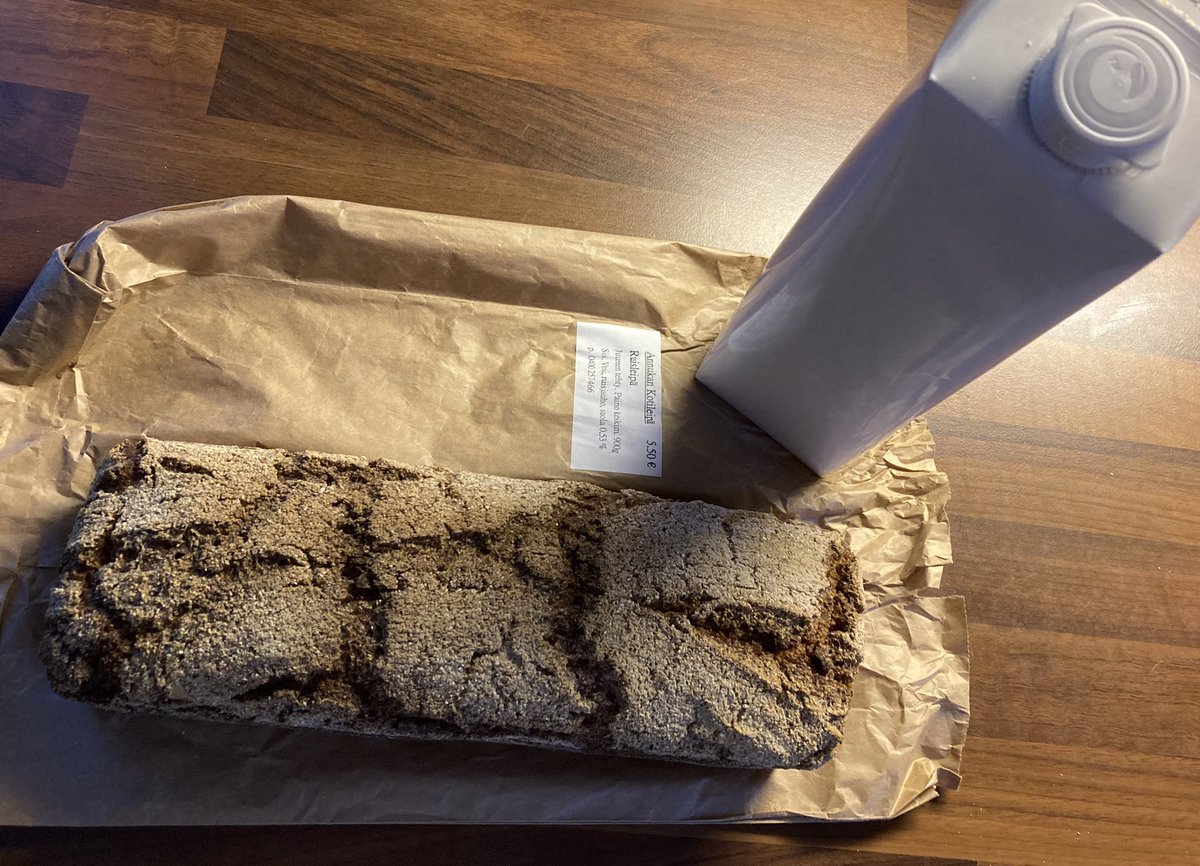 lavesala's tweet photo. Kävin pyörähtämässä Fazerin Korian tehtaalla. Mukaan sain Aito Barista -kaurajuomaa - tosin valkoisessa näytepurkissa. Matkalta ostin vielä uunituoretta ruisleipää.

Mahtavan makuisia paikallisia tuotteita suomalaisesta viljasta! https://t.co/SzdoRrJd70
