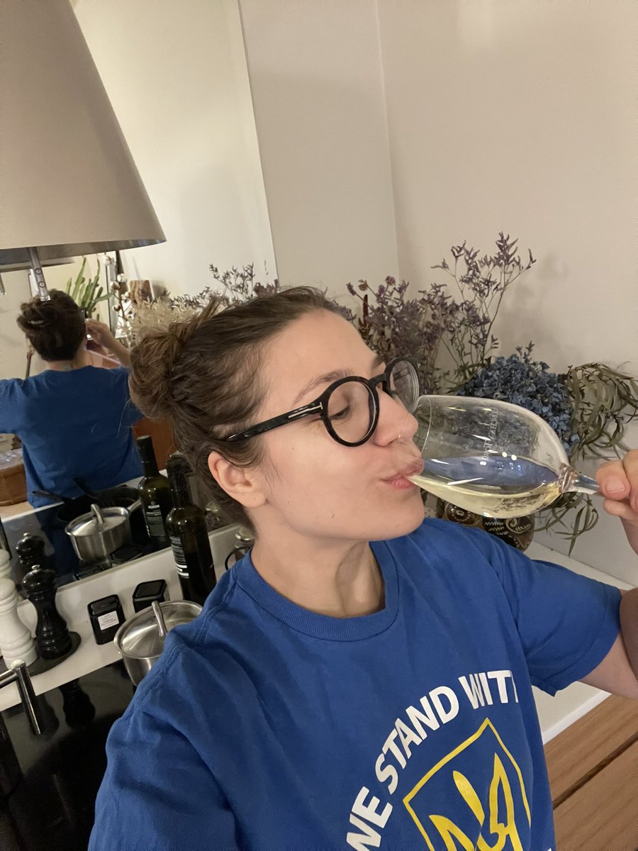 Hei kaikki joulumuorit ja tontut jotka raivosiivoaa ja shoppailee: muistakaa pitää juomataukoja! Skål! 😅💯💪 
Jeejee, vuoden lempijuhla, can’t wait! 🌟