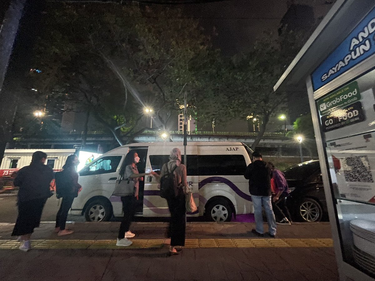 adriansyahyasin's tweet photo. Rule of thumb transportasi umum reliable: waktu tunggu tidak lebih lama dari waktu perjalanan

Yang nunggu 6Q awalnya 8 orang, 5 menyerah naik ojol. Sisa tiga orang yg kuat nunggu busnya 30 MENIT di peak hour 🤦

Penumpangmu lari semua karena lama nunggunya, @PT_Transjakarta https://t.co/v8Y5VaR4tH