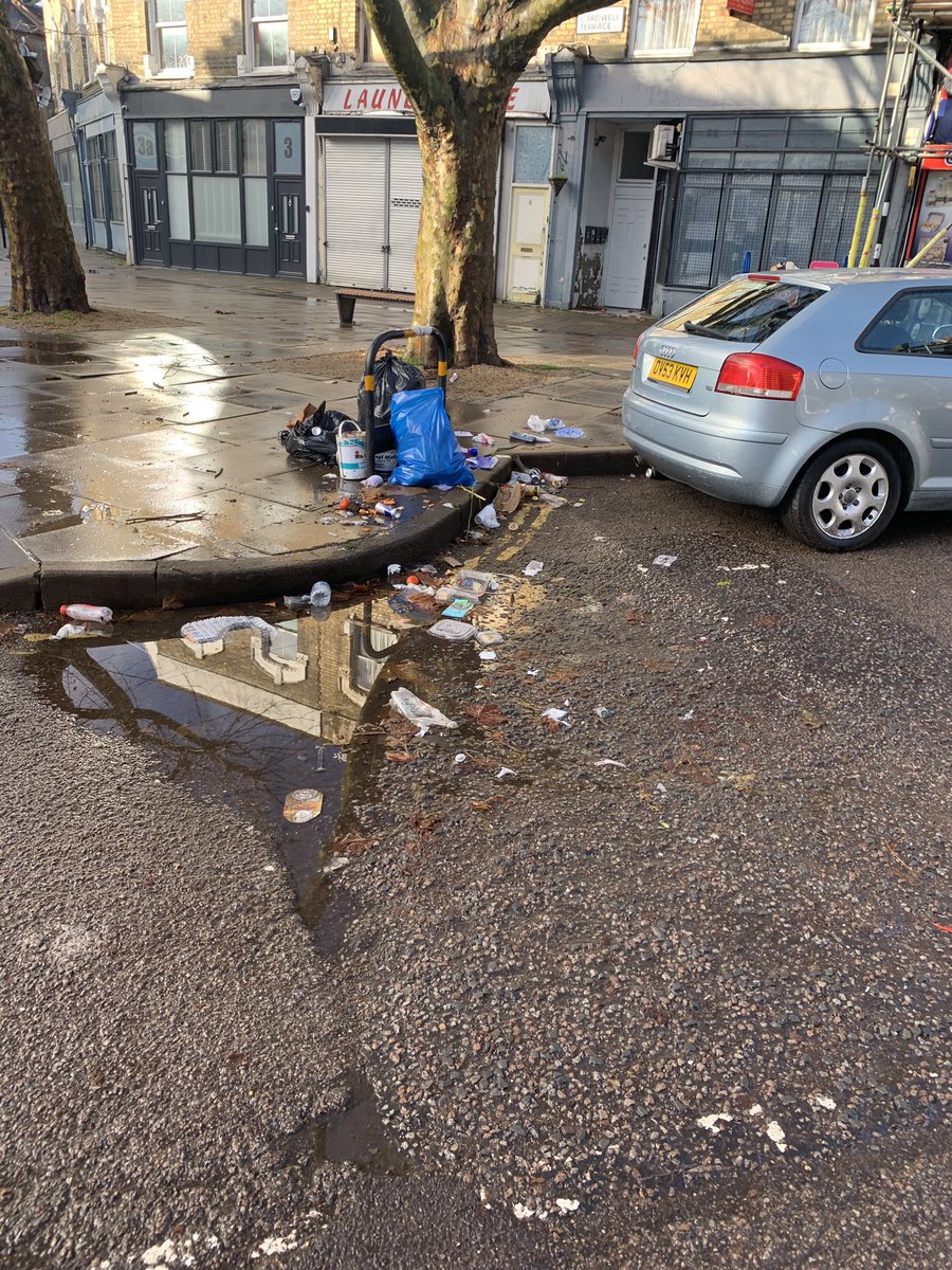 jonolyons's tweet image. Three hours after putting in a complaint and calling @IslingtonBC nobody has been around to@clean up. Until you tackle the actual problem which we have told you about for the last year @satnam1 @RowChampion @TriciaClarkeM this will continue to happen and cost the Council to clean