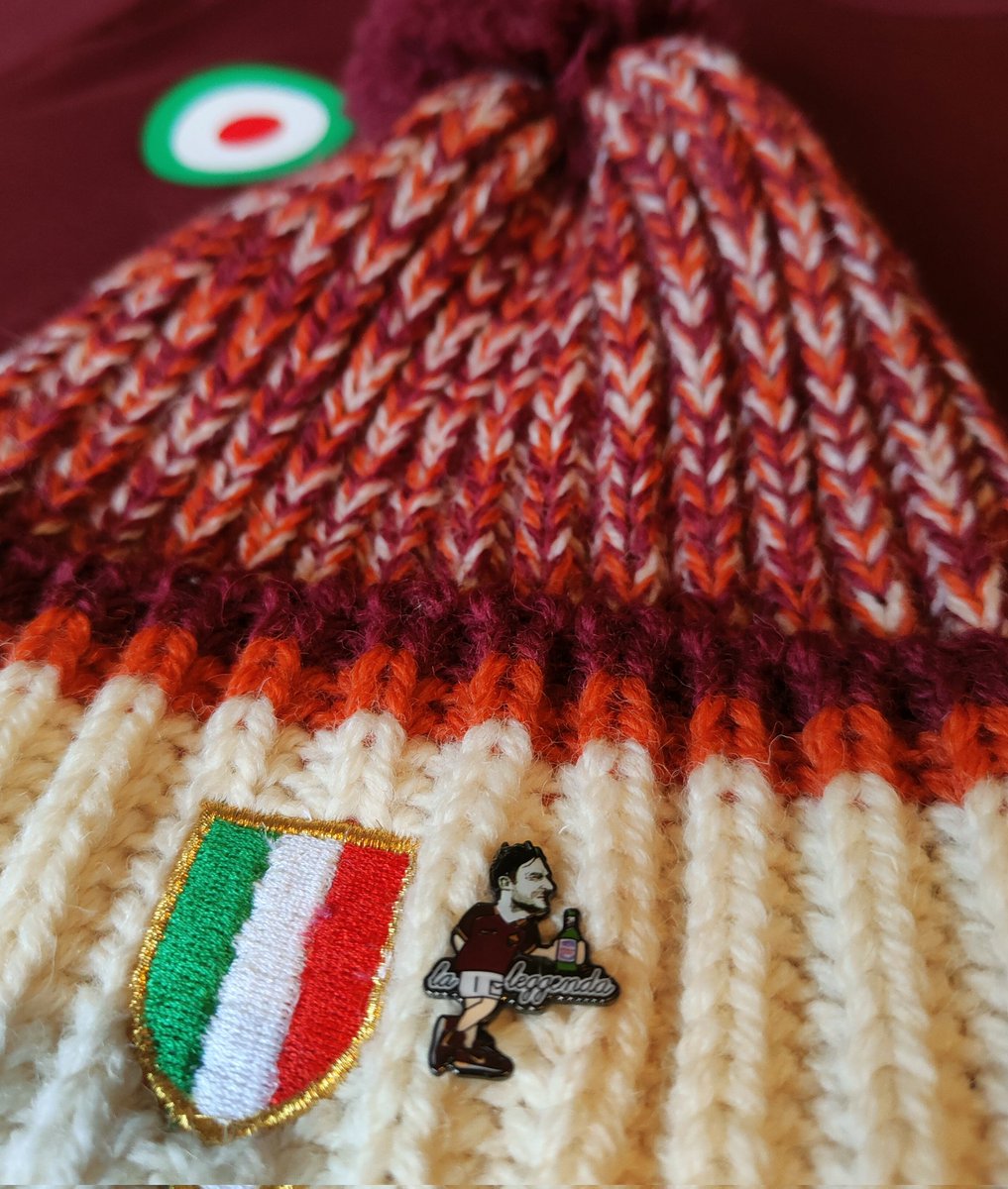 bazley10's tweet photo. New @aguycalledminty
@Totti La Leggenda Pin 👌⚽
Perfect for my @CalcioEModa #Roma Bobble ❄️🇮🇹🍻 #dieci10 https://t.co/J6ufVkQ3RU