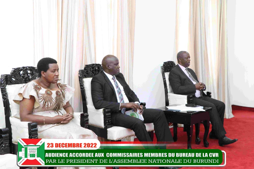 nshingamateka's tweet photo. 1/3 Le Très Hon. Président de l'@nshingamateka a reçu en audience ce vendredi le Bureau de la @CVR_Burundi qui venait lui présenter le rapport d'activités qui couvre les enquêtes sur la période allant de 1885 à 1971. Il s'agit de 52 livres avec plus de 18.000 pages. https://t.co/4PFM2iHAnc