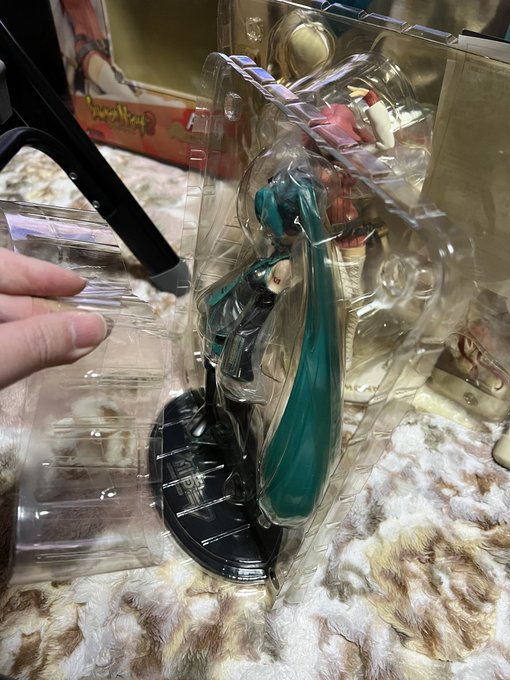 押入れの箱入りフィギュアを箱捨ててブリスターの周囲を切れば本体を保護しつつ省スペース保管できることに気付いた。 