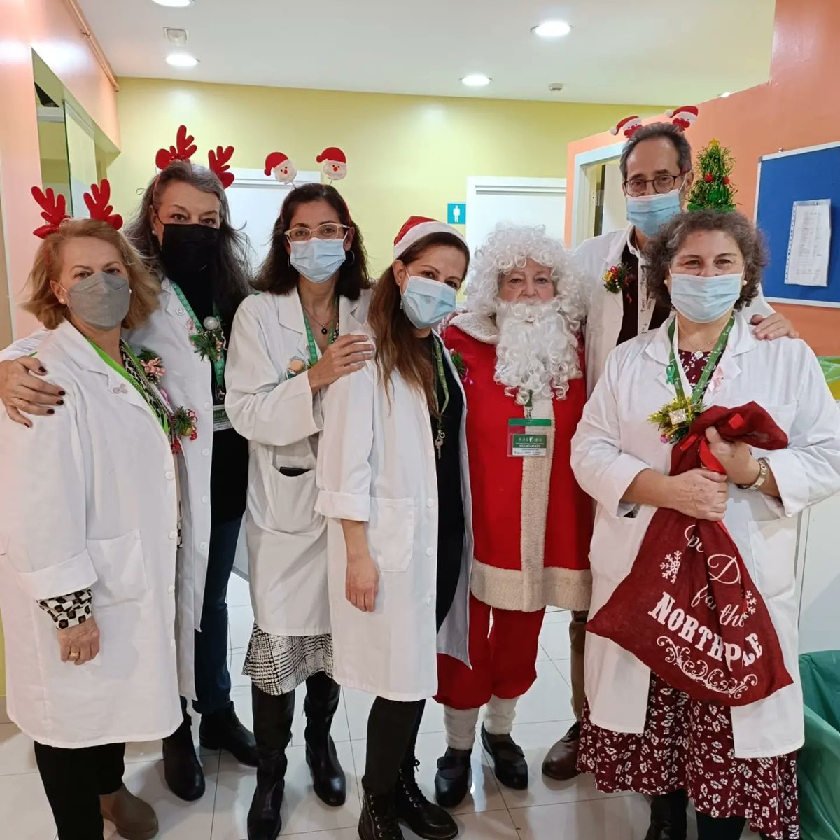 mtalerog's tweet image. Primeras navidades en @Hospital_FJD y disfrutando de un maravilloso concierto del Coro de Lenguas de la @eoivillaverde dedicado a los pacientes oncológicos y familiares que acompañamos el equipo de voluntariado de @ContraCancerMAD 
🏥🎼💚
