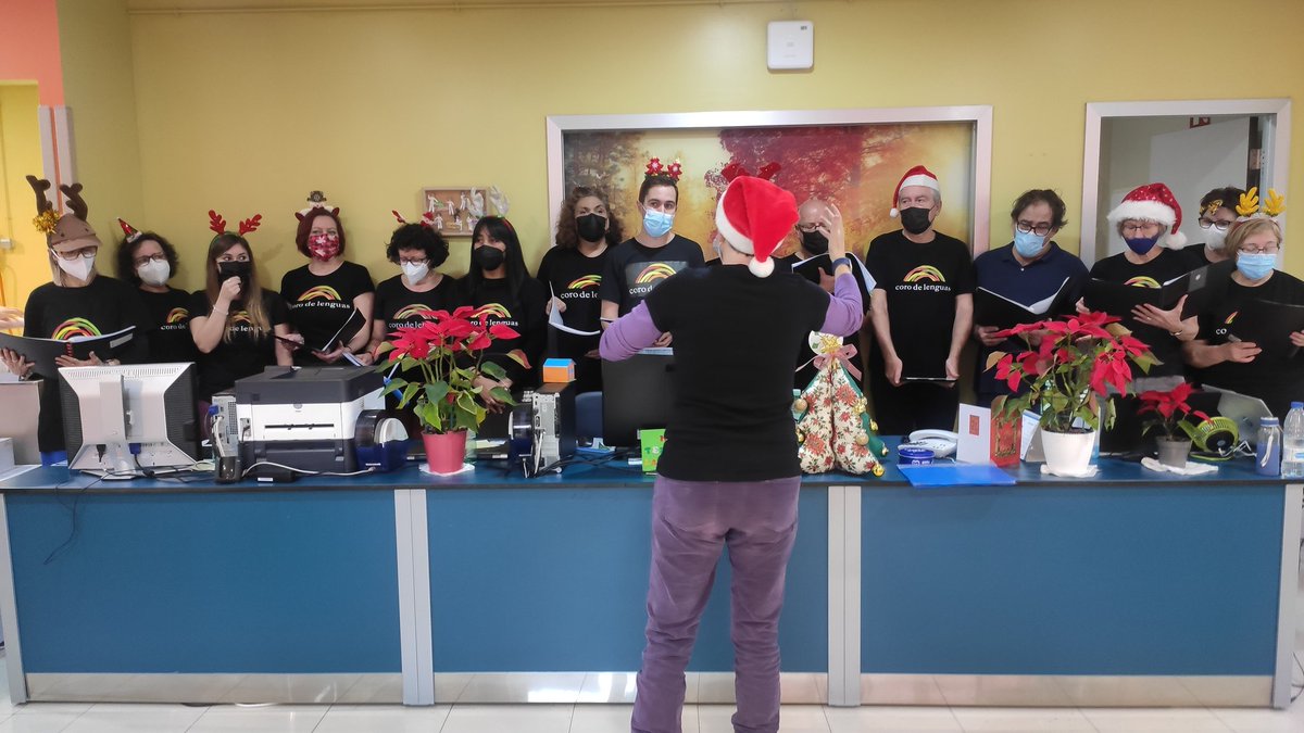 mtalerog's tweet image. Primeras navidades en @Hospital_FJD y disfrutando de un maravilloso concierto del Coro de Lenguas de la @eoivillaverde dedicado a los pacientes oncológicos y familiares que acompañamos el equipo de voluntariado de @ContraCancerMAD 
🏥🎼💚