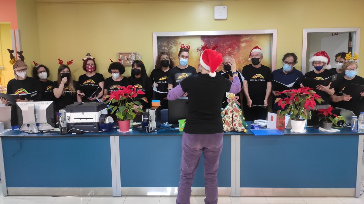 Primeras navidades en @Hospital_FJD y disfrutando de un maravilloso concierto del Coro de Lenguas de la @eoivillaverde dedicado a los pacientes oncológicos y familiares que acompañamos el equipo de voluntariado de @ContraCancerMAD 🏥🎼💚