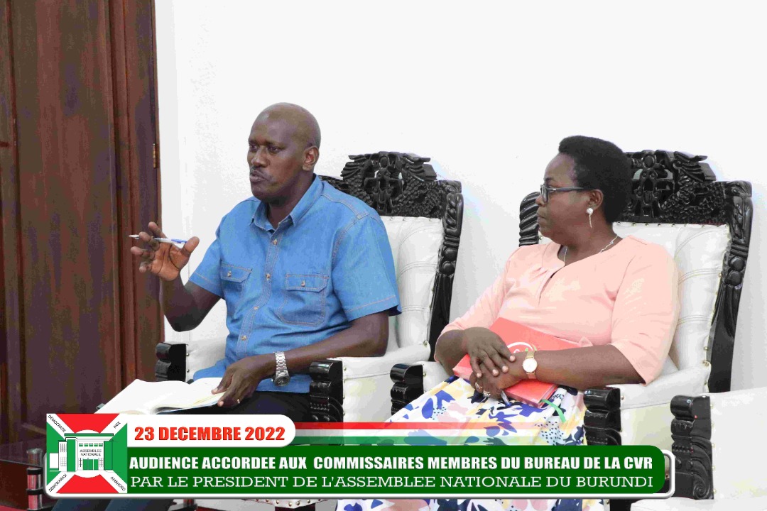 nshingamateka's tweet photo. 1/3 Le Très Hon. Président de l'@nshingamateka a reçu en audience ce vendredi le Bureau de la @CVR_Burundi qui venait lui présenter le rapport d'activités qui couvre les enquêtes sur la période allant de 1885 à 1971. Il s'agit de 52 livres avec plus de 18.000 pages. https://t.co/4PFM2iHAnc