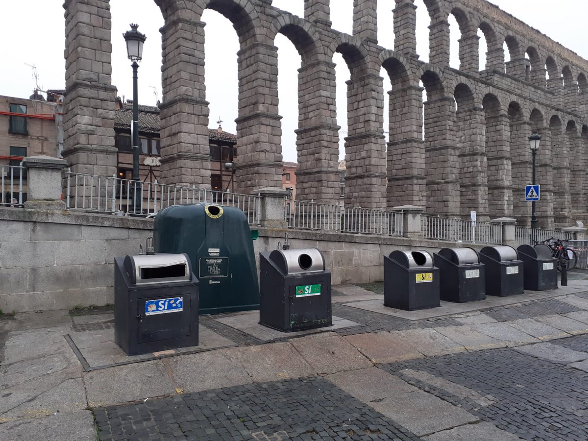 fcc_Segovia's tweet photo. Llega la "Tarde Buena"🎄y reforzamos con contenedores de vidrio adicionales la Plaza Artillería y las calles Serafín e Infanta Isabel. 
FELIZ NAVIDAD!!! 🎅 https://t.co/s0VauxdJjd