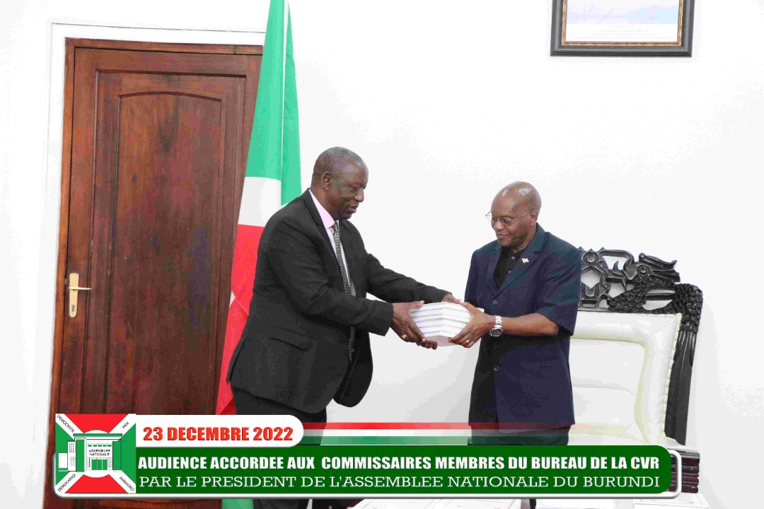 nshingamateka's tweet photo. 1/3 Le Très Hon. Président de l'@nshingamateka a reçu en audience ce vendredi le Bureau de la @CVR_Burundi qui venait lui présenter le rapport d'activités qui couvre les enquêtes sur la période allant de 1885 à 1971. Il s'agit de 52 livres avec plus de 18.000 pages. https://t.co/4PFM2iHAnc