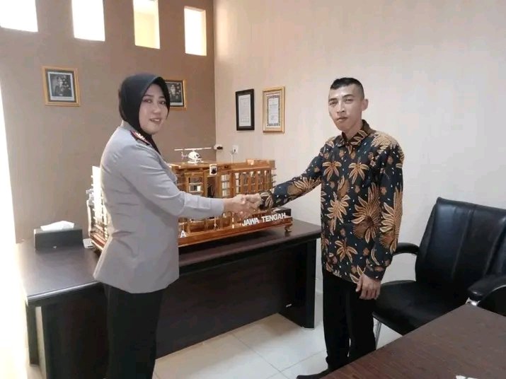 Dimana ada kemauan, pasti ada jalan,
Alhamdhulillah,
Serah Terima Miniatur Gedung Mapolda Jawa Tengah kepada Kayanma AKBP. Umi Mariyati  🙏