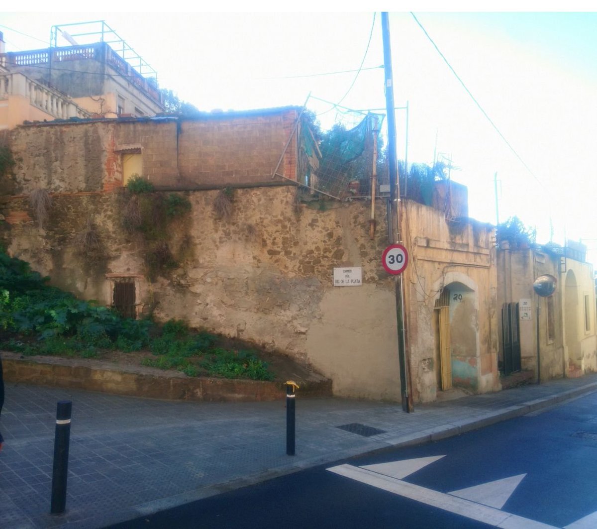 HabitatgeVKK's tweet photo. Si les seves llars, on viuen de fa tantíssim temps, ara són considerades "infrahabitatge", clama al cel que l'alternativa proposada des de les institucions sigui viure al carrer! 

#Vallcarca #ElColl #Gràcia #ProuDesnonaments https://t.co/DlhW6XHYS7