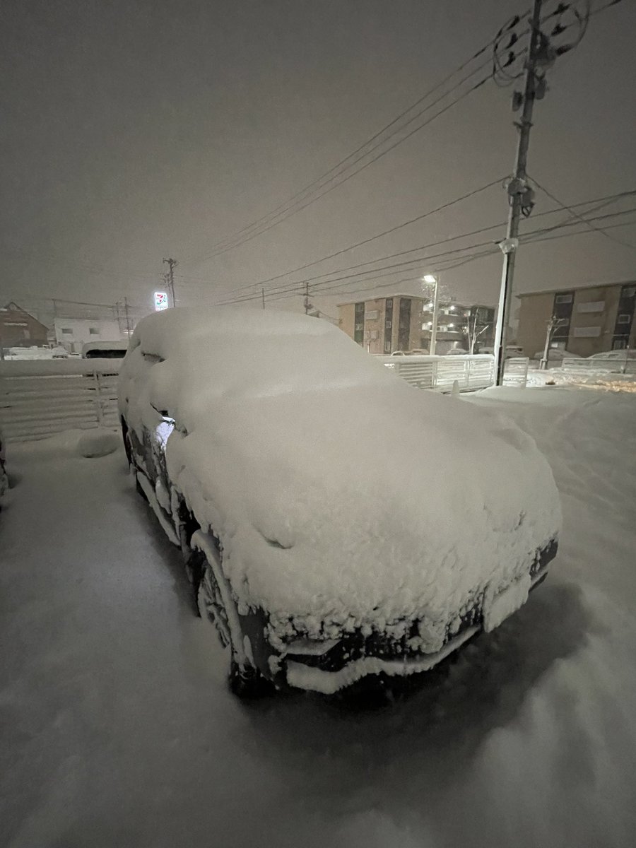 SOL0621's tweet photo. お昼に車停めて仕事終わり薬局を出たらもうこれ…山形県、積雪量が恐ろしい、、 https://t.co/h1cAQxXp3S