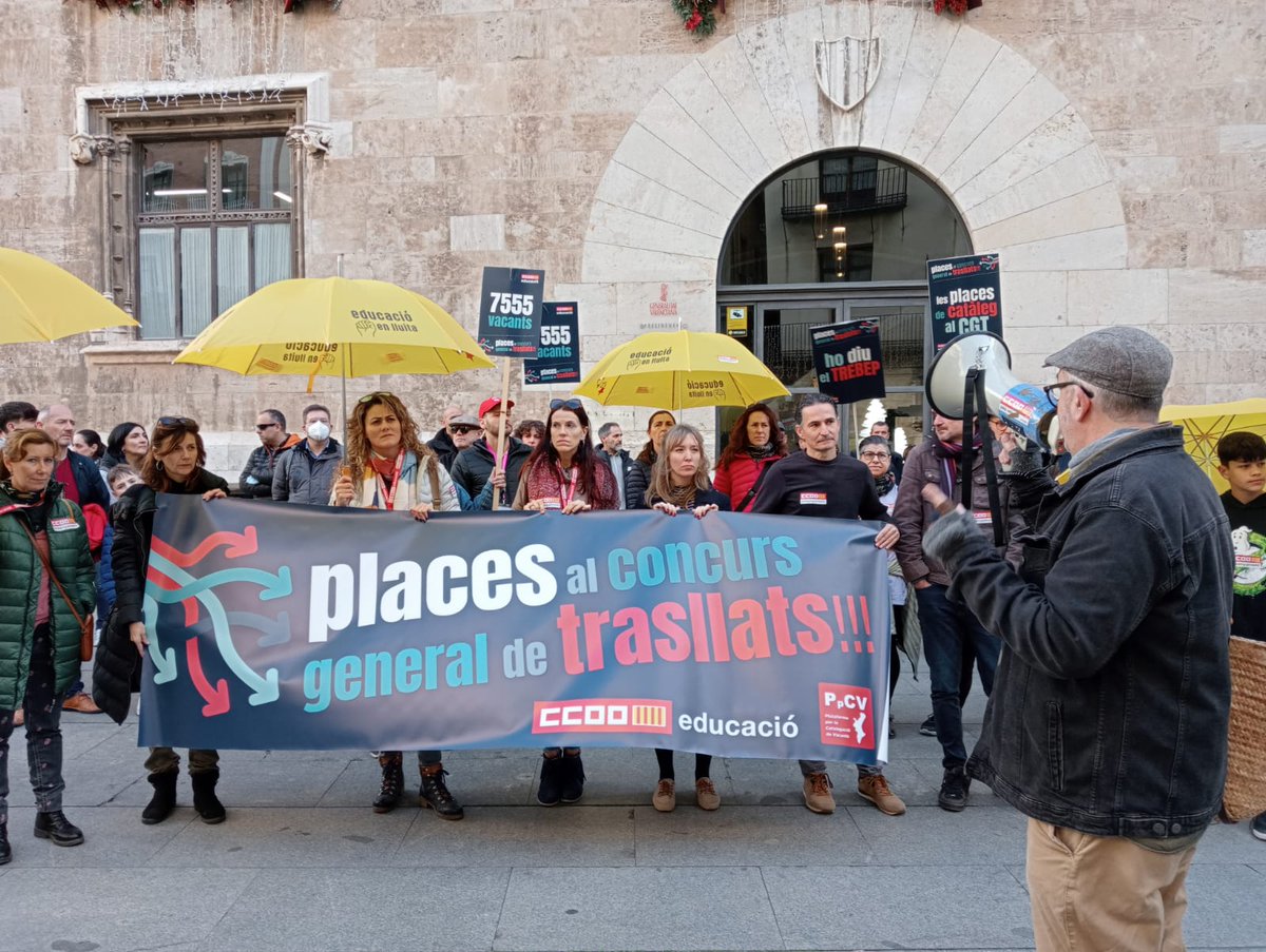PpCatVacants's tweet photo. Gràcies a tothom que heu vingut i doneu suport
La concentració ha estat un èxit
A la reunió amb representants de la @generalitat hi ha voluntat de negociar
Des de la @PpCatVacants fiscalitzarem la tasca d @GVAeducacio 
Desitjar-vos bones festes  L'any vinent continuem la lluita✊ https://t.co/xZvHGvQJff