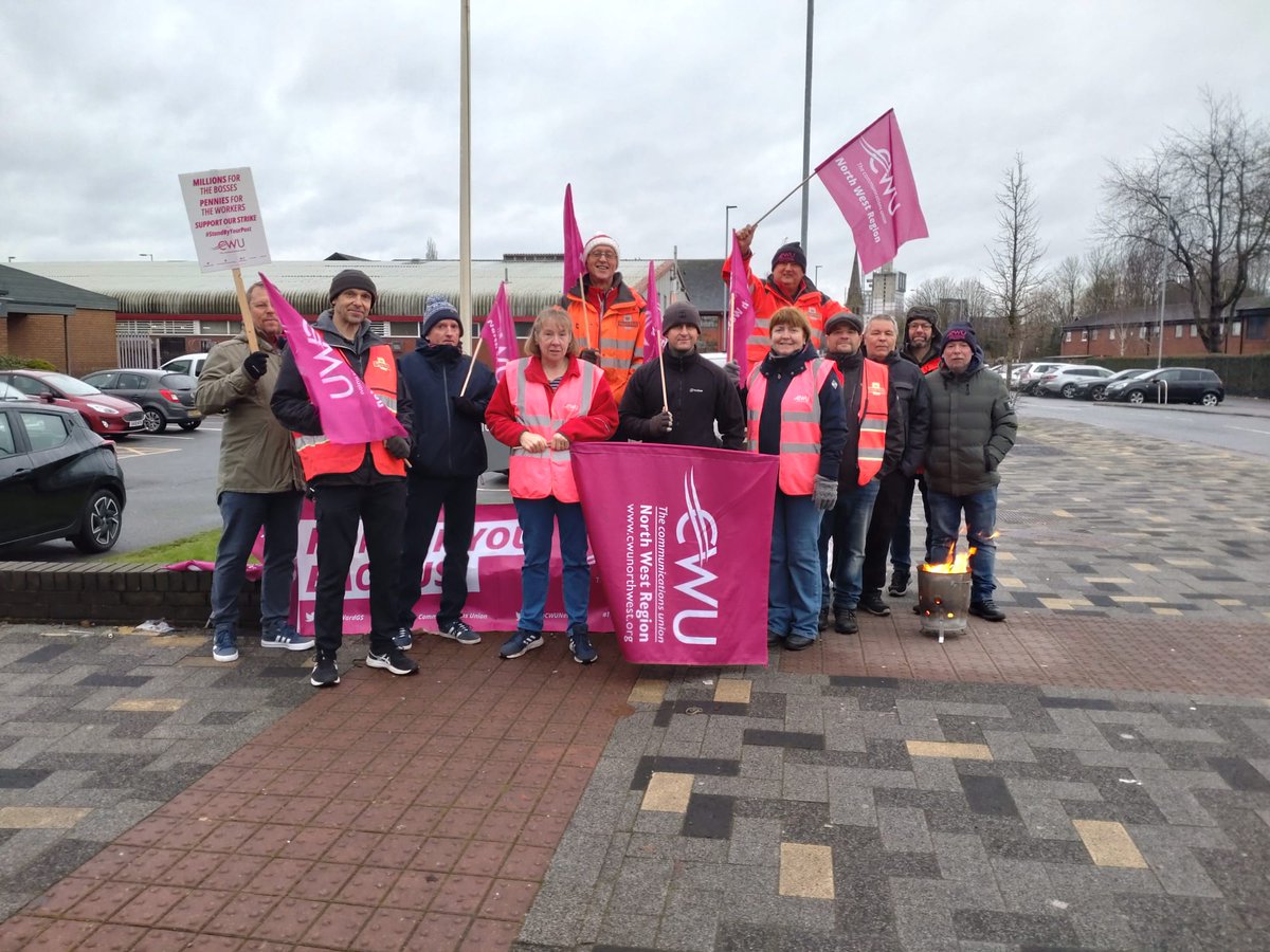 s77ud_m's tweet photo. Salford delivery office 👍 @CWUnews #standbyyourpost https://t.co/IHF3wS9trA